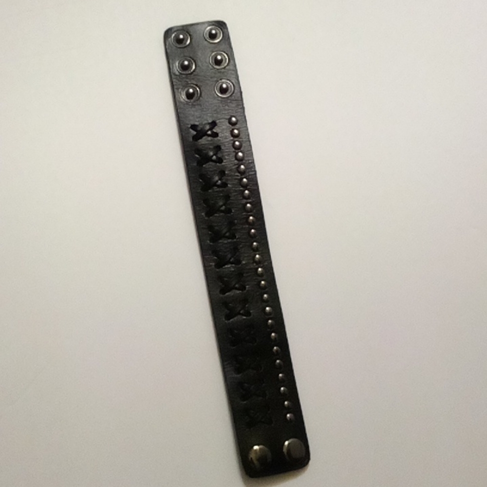 Black bracelet, adjustable